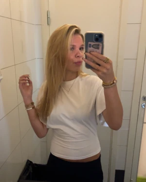 Nelly t-shirt - Säljer en stilren vit t-shirt från Nelly. Använd fåtal gånger och den är i nyskick. 