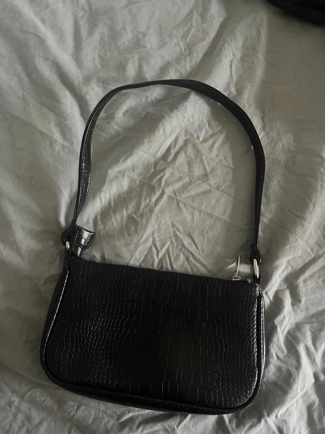 Svart axelväska med krokopräglad yta