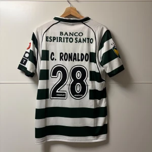 Ronaldo 2003 fotbollströja Sporting Lisbon - Helt ny fotbollströja från Sporting Lisbon. Strl S
