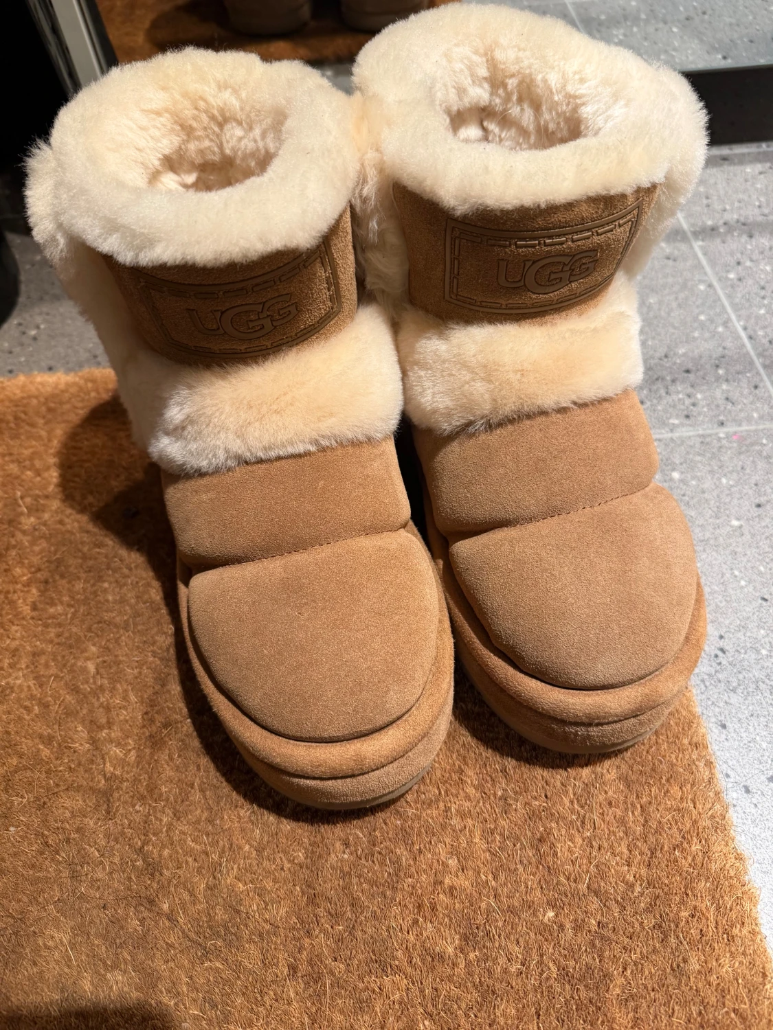 UGG boots i beige mocka och ull
