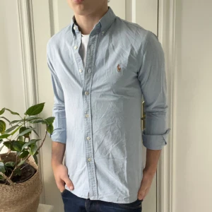 Ralph Lauren skjorta  - Ralph Lauren skjorta, inga defekter! Modellen är 180 cm 75 kg, passar honom bra! 👍 väldigt fint plagg som du kan köpa paket med andra i min profil 🫡