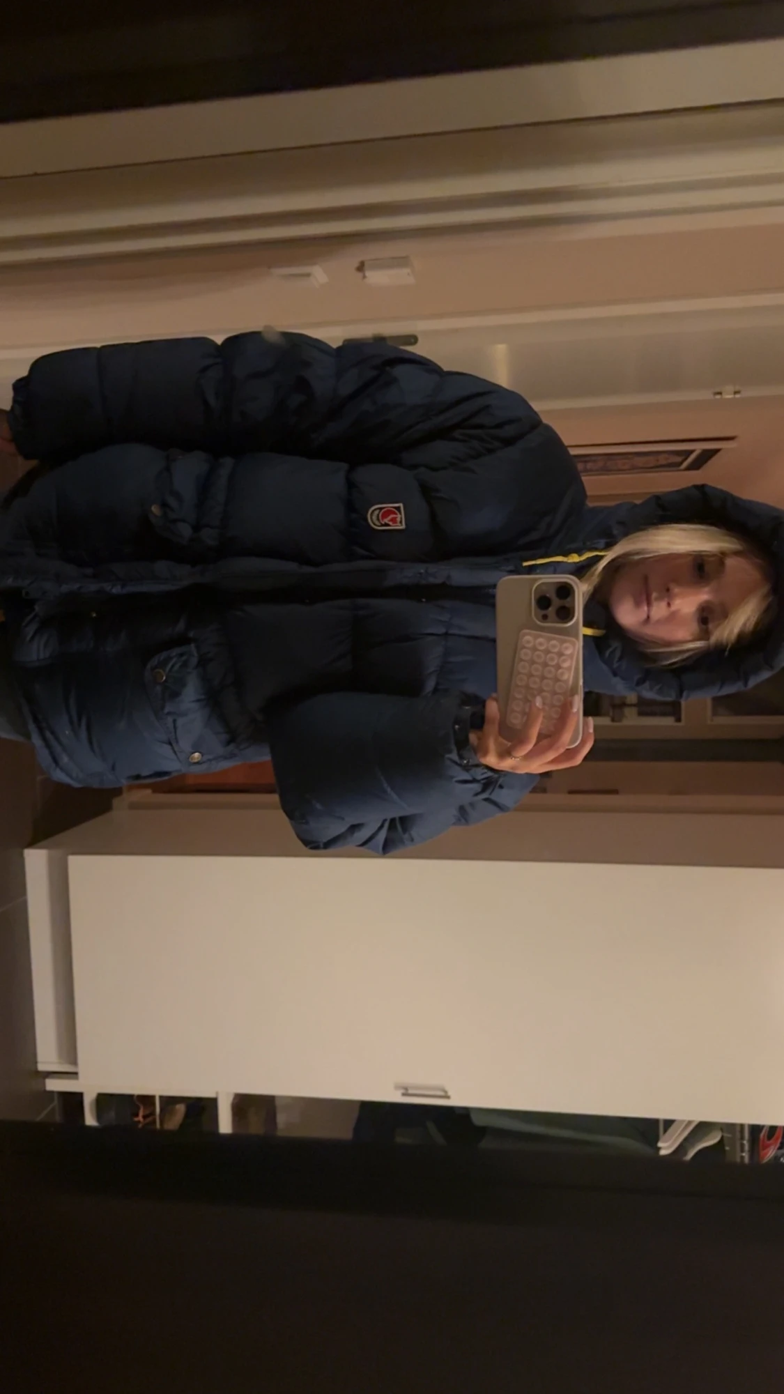 Blå dunjacka från Fjällräven med huva