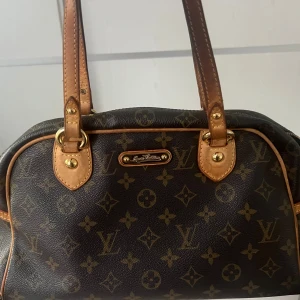 Louis Vuitton Monogram handväska - Snygg vintage ÄKTA handväska från Louis Vuitton i klassiskt monogrammönster. Dustbag och äkthetsbevis tillkommer. Storlek är PM