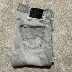 Jacob Cohen Jeans  - Säljer dessa otroligt feta Jacob Cohen jeans i 622 modellen (slim fit). 9/10 skick, inga defekter Storlek: 35 fits W34 Bara att höra av dig vid frågor!
