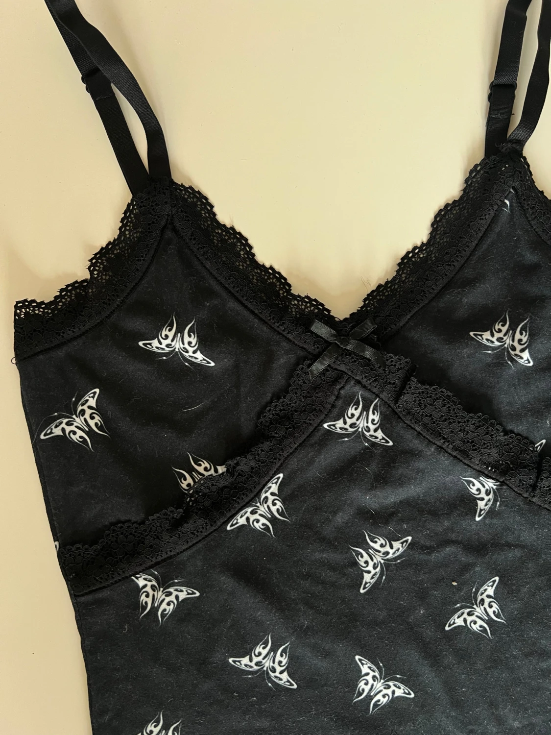 Svart kort klänning med fjärilar - 2