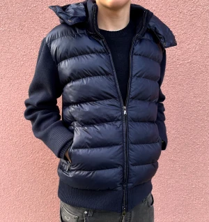 CEVIOR CARDIGAN - Jackan säljs av företaget CEVIOR - Du hittar mer på www.cevior.com Levereras helt ny från förpackning, avtagbar luva. Perfekt inför vintern. Fast pris, ej förhandlingsbart. För mer bilder och videos kolla TikTok - @cevior.com