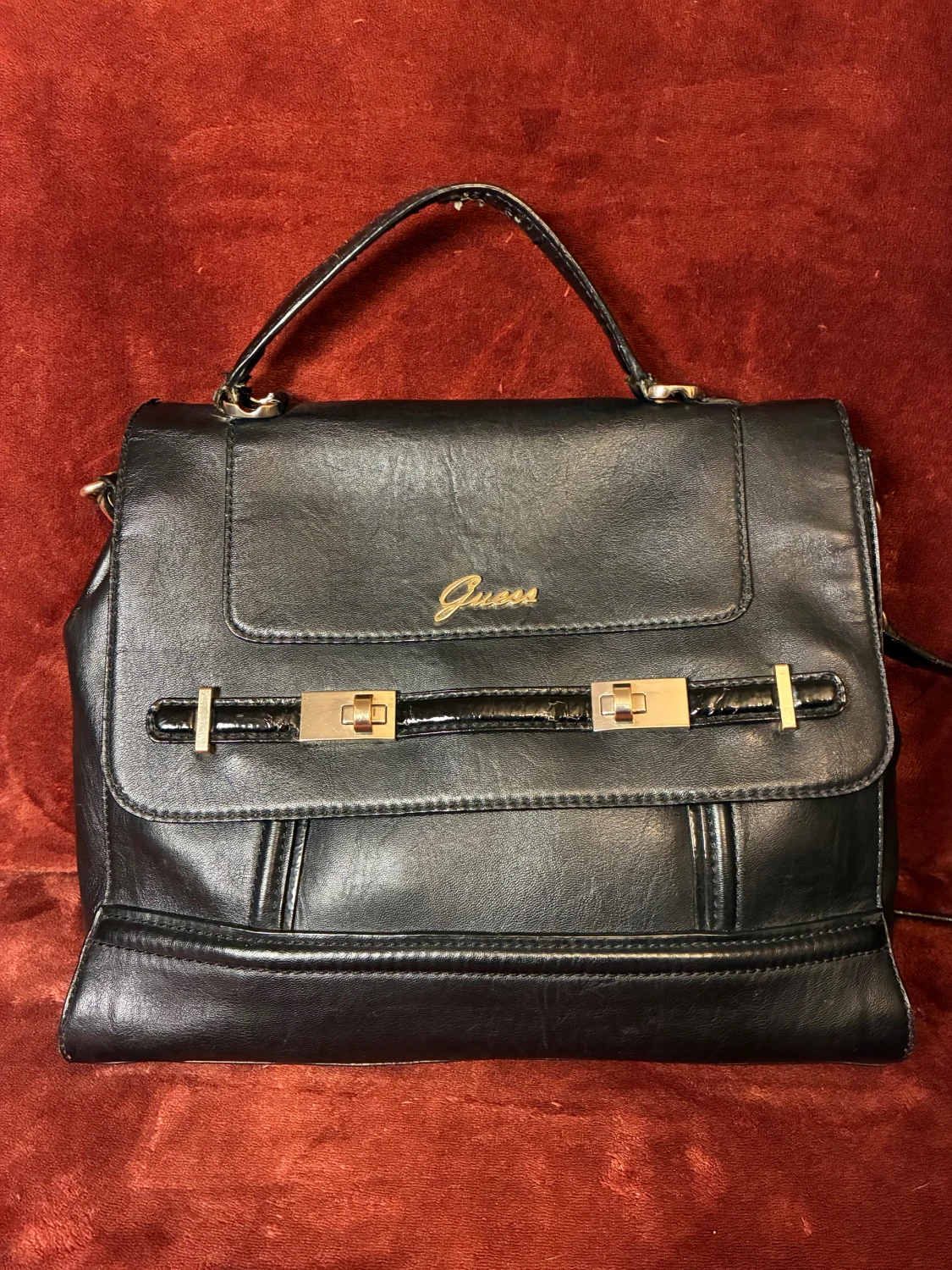 Svart handväska från Guess i skinn