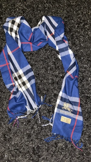 Burberry scarf - Tja, säljer en snygg halsduk från Burberry. Perfekt accessoar för att lyfta din outfit nu till vintern. Helt ny! Skicket ett sms vid minsta fundering! Ej orginal men inget som märks.