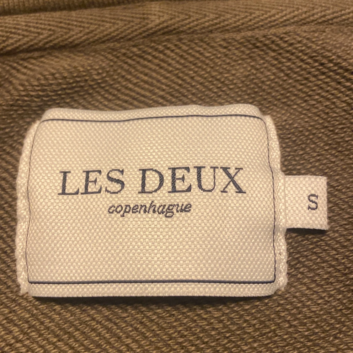 grön hoodie från Les Deux - 3