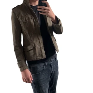 Field Jacka - Skön field jacka nu till hösten, jackan är S men pssar XS, som ni kan se är den för liten för personen på bilden!