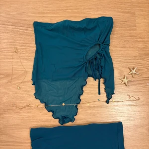 Halloween sjöjungfru  - Halloween kläder för sjögunfru!! Medföljer kjol, topp, örhängen, halsband och magsmycke! Hör av er vid frågor! Skickar samma dag, alternativt dagen efter!🧜‍♀️