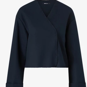 Mörkblå tunn jacka  - Superfin jacka/kofta från Gina som inte kommer till använding. Superfint skick!!💕