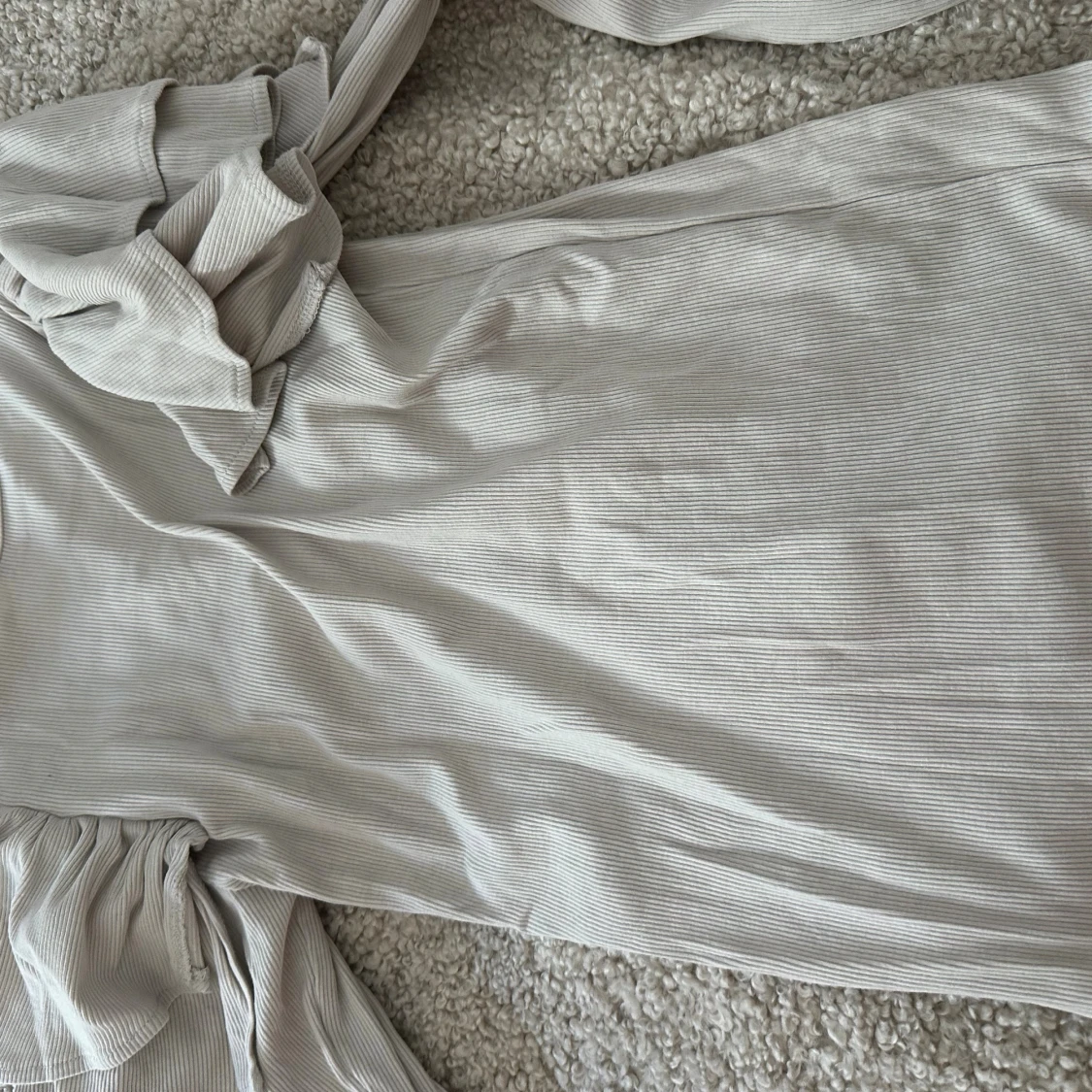 Beige ribbad topp med puffärm från Zara - 1