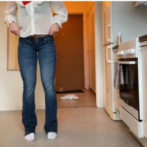 Blå bootcut jeans från LTB - Snygga blå jeans från LTB med bootcut passform och klassiska fem fickor. Köpta här på plick men tyvvär va de förstora för mig. Inga skador och ser inte ut att vara använd så mycket. Fler bilder samt mått går att få om ni skriver!💞