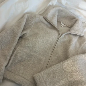 Teddy jacka  - 🖤Sälj en Teddy kappa  🖤Jackan är perfekt skick - inga skador eller fläckar då den är helt ny.  🖤Färgen är beige och storlek S  🖤lätt och stilren - perfekt för höst och vinter  📦Skickas snabbt och säkert  