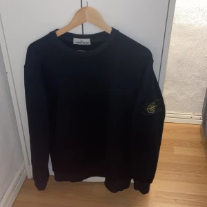 Svart Stone Island tröja - Svart sweatshirt från Stone Island helt ny batchen är lite sliten pga tvätten. Storlek S men passar även M
