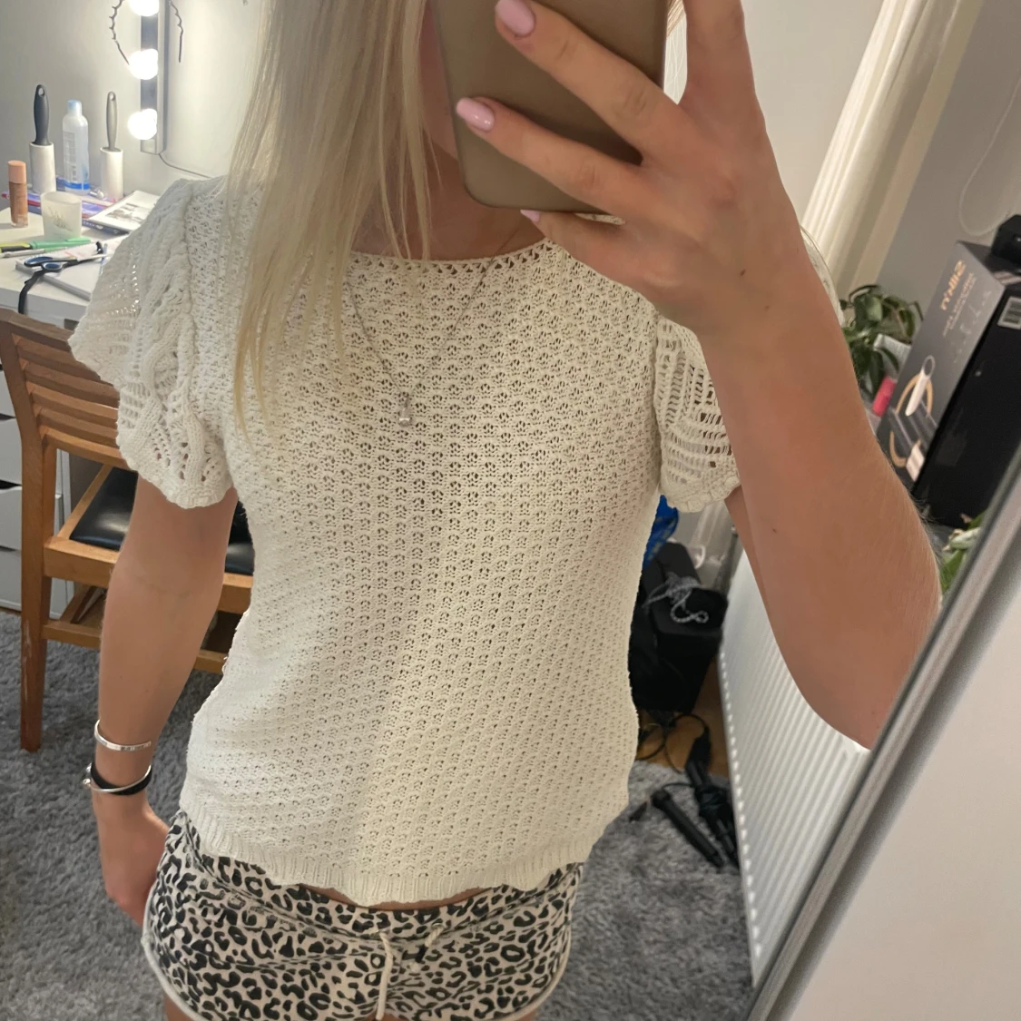 Vit stickad blus med volangärm