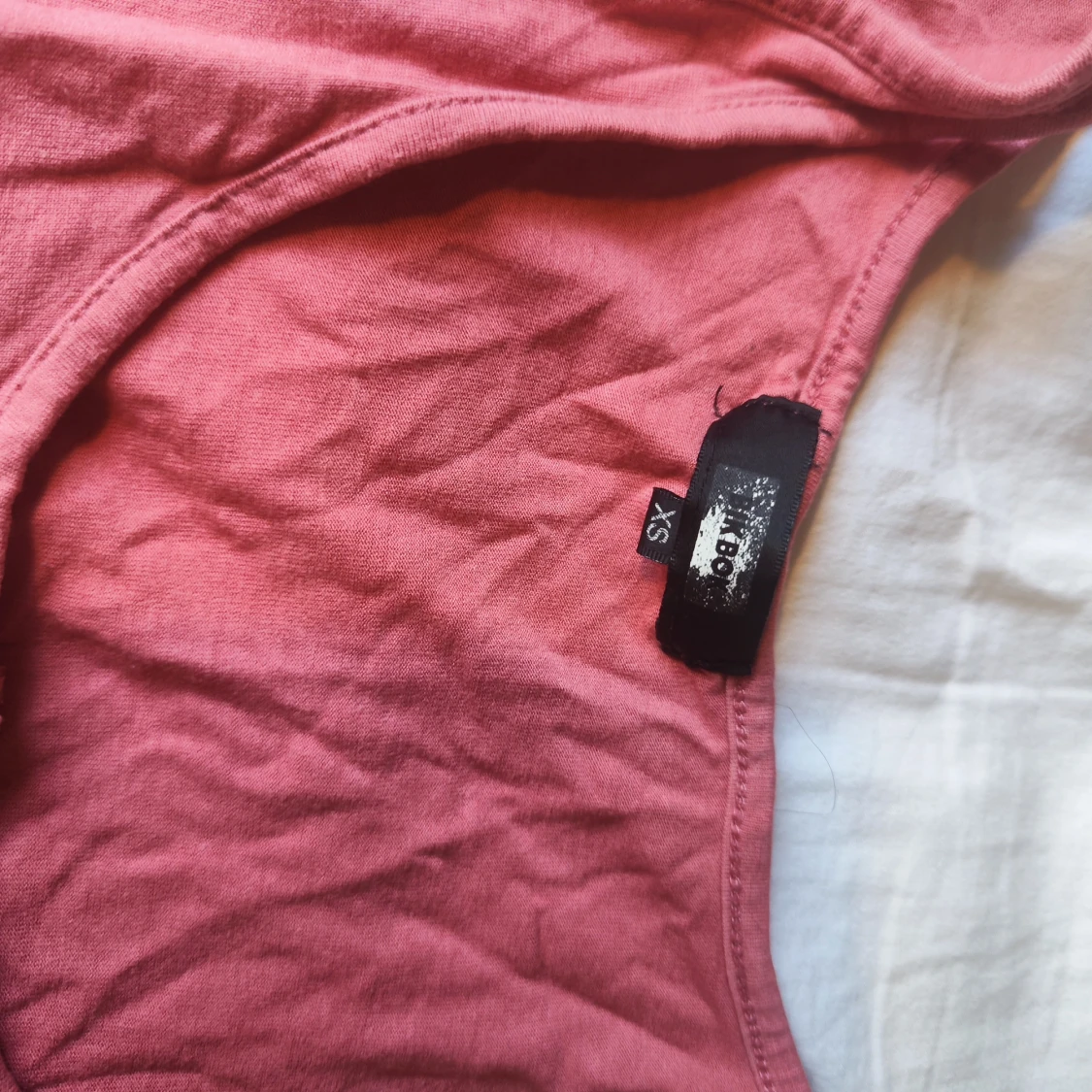 Rosa linnetopp med knappar från Boohoo - 2