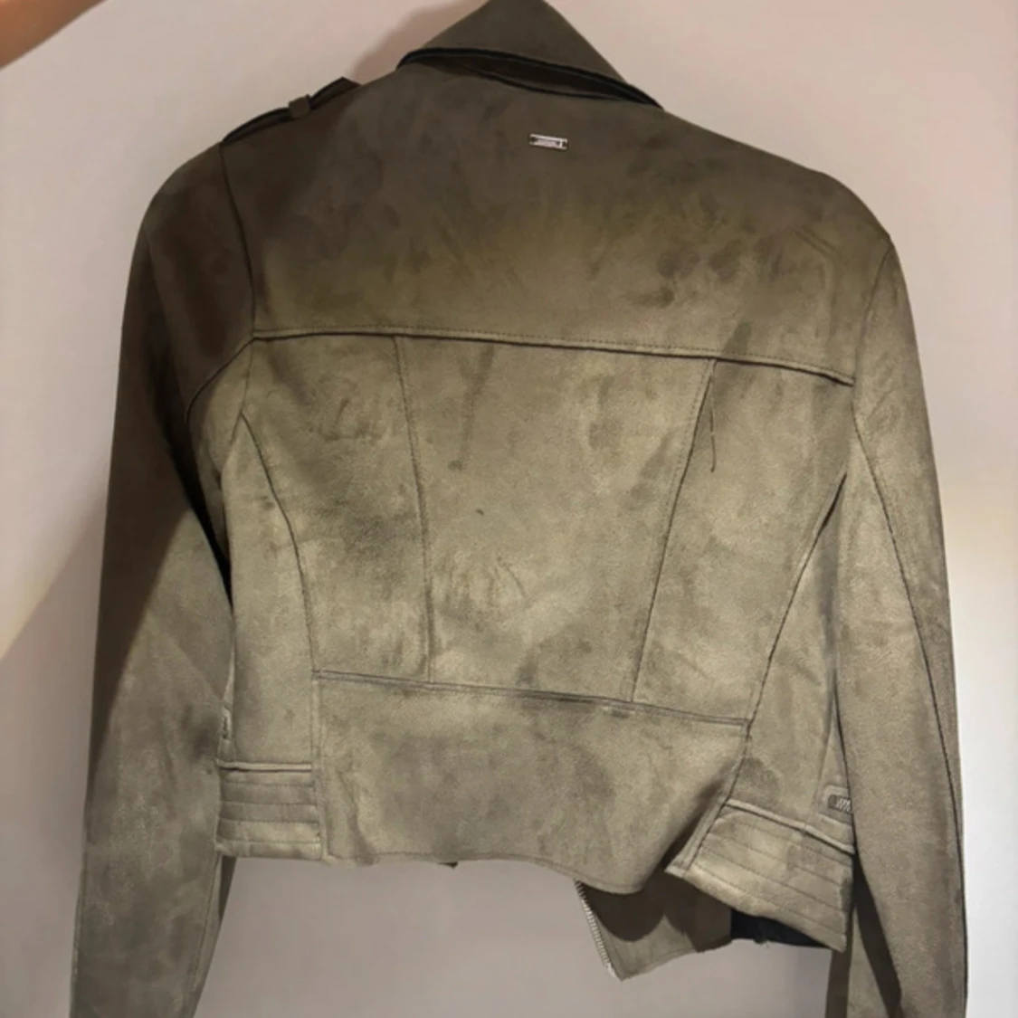 Militärgrön mocka bikerjacka från Morgan - 2