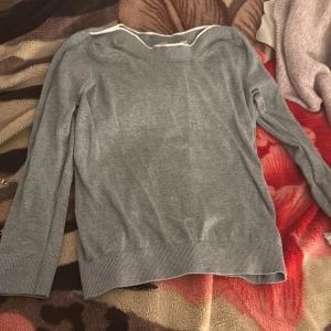 Grå långärmad tröja från Esprit - Långärmad grå tröja från esprit, säljer för 150kr men kan komma överens med priset.