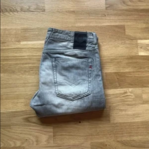 Replay grå jeans - Snygga grå jeans från Replay med klassisk femficksdesign och raka ben. Jeansen har en tvättad look med ljusare partier och svart patch bak i midjan. Perfekta för dig som gillar en avslappnad men stilren vibe.
