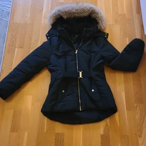 Vinterjacka - Superfin vinterjacka från H&M storlek M med bälte. Den är endast använd 1 gång, så i princip ny. Passa på under fri frakt!