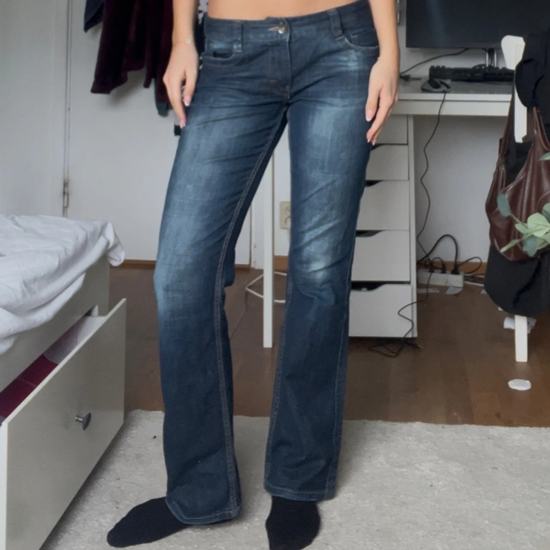 Mörkblå bootcut jeans med detaljer - 1