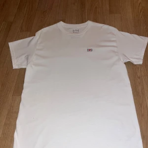 Kärleksbrev t-shirt. Hov1  - Jag säljer min hov1 T-shirt. Tröjan är från deras sista konsert på Gärdet. Tröjan är limiterad och finns begränsat antal. Helt ny bara testad en gång. Säljer för att den är för stor för mig. Kontakta om ni vill ha mer detaljer eller bilder!