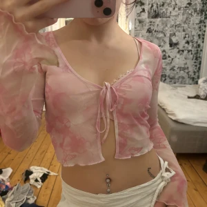 Rosa mesh bolerotopp med fjärilsmönster - Säljer en superfin rosa mesh bolerotopp med transparent material och fjärilsmönster. Den är från h&m och passar xs-s