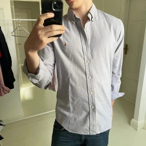 Ralph Lauren skjorta M  - Ralph Lauren skjorta! Inga defekter, modellen är 180,75 kg. Riktigt fet! ✌️ Stor rea på paket 📦 