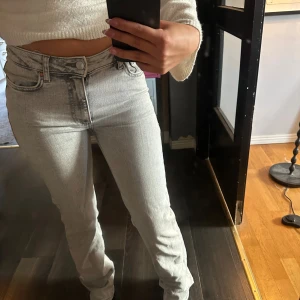 Ljusgrå raka jeans - Jag säljer ett par gråa jeans som är i mid waist med raka ben då dom ej kommer till användning så mycket längre. Använt dom ett fåtal gånger. 
