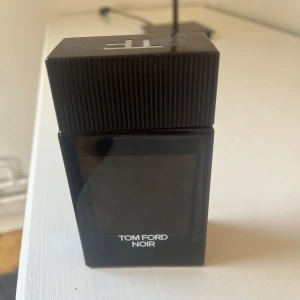 Tom Ford Noir parfym - Stilren och ikonisk parfym från Tom Ford. Nästan helt oanvänd. 
