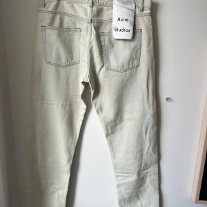 Ljusblåa jeans från Acne Studios 32/32 - Ljusblåa jeans från Acne Studios i klassisk femficksmodell. Byxorna har regular waist, raka ben som smalnar av från knät och är tillverkade i bomull. Perfekta för dig som gillar stilrena och minimalistiska jeans.