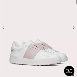 Valentino Open sneakers vit/rosa - Säljer ett par Valentino Open sneakers. Har blivit rätt slitna som man ser på sista bilden, därav priset men de mest går att tvätta bort. Skönaste och snyggaste skorna jag haft🩷Kontakta mig vid frågor