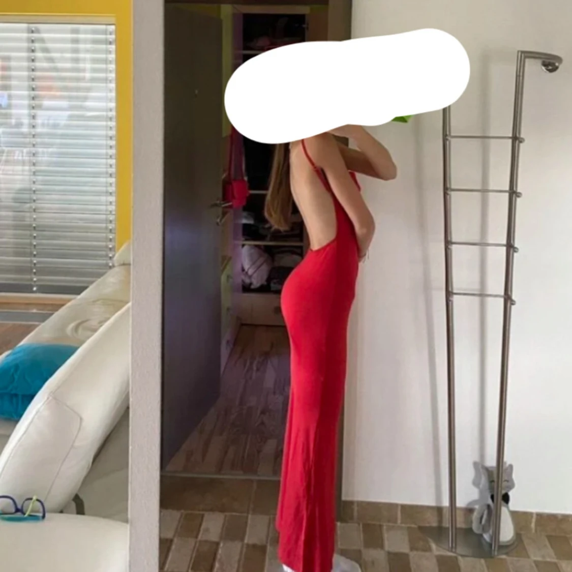 Röd långklänning med öppen rygg - 1