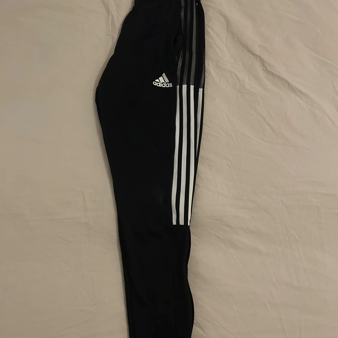 Svarta Adidas träningsbyxor med ränder - 1