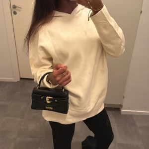 Oversized vit hoodie med huva - Oversized vit hoodie med huva och långa ärmar. Tröjan har breda ribbade muddar vid ärmslut och nederkant, samt en mjuk och slät yta 🎀