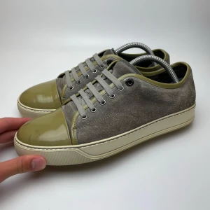Lanvin skor - Hej! Säljer nu dessa sjukt snygga Lanvin skor. Skriva är i mycket bra skick! Har ett begränsat antal boxar och dustbags. Hör av dig vid frågor! 