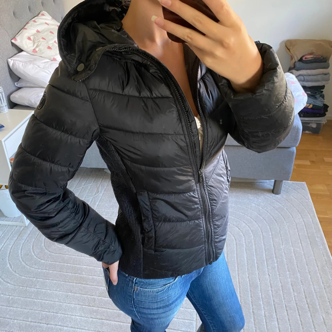 Svart dunjacka med fuskpäls från  - 1