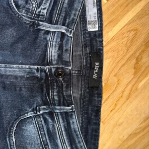 Replay Anbass mörkblå jeans - Säljer nu ett riktigt feta Replay Anbass jeans i skick 9/10 då jag bara har testat dem en gång. Storlek W29 L32. Dm för fler frågor!