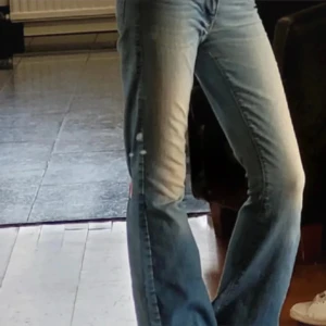 Ljusblå bootcut jeans från Diesel - Säljer ett par ljusblå jeans från Diesel med bootcut passform. Jeansen har låg midja. Innerbens längden är 78-77 och midjemåttet 36cm. Säljer pga att jag inte använder dom. (Bilderna är från tidigre säljare)😊💕