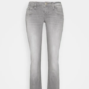 LTB jeans valerie - Grå lågmidjade bootcut jeans från LTB☺️Bra skick, men lite för små för mig! Storlek W25,  L30. Jag är 164 cm lång💕💕Nypris 799