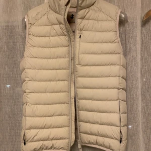 Save the duck väst - Säljer denna feta västen - helt ny använd ett fåtal gånger - skriv vid funderingar!!