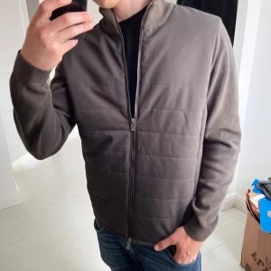 Massimo Dutti cardigan - Massimo Dutti cardigan i storlek L. Sjukt skön och nice materiall! Modellen är 180,75 kg och bär L. Inga som helst defekter, känns som ny ✌️ 