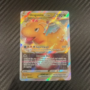 Dragonite VSTAR - Samlarkortet Dragonite VSTAR är ett glittrande Pokémonkort med coola attacker och hög HP. Perfekt för dig som älskar Pokémon och vill stärka din samling eller spela med vänner. Kortet har snygg design och är ett måste för alla unga Pokémonfans!