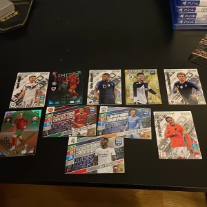 FIFA 365 Limited Edition Fotbollskort - Samling av exklusiva FIFA 365 Limited Edition fotbollskort med stjärnor som Cristiano Ronaldo, Gareth Bale, Jadon Sancho och fler. Perfekt för unga fotbollsfans och samlare som vill ha de hetaste spelarna i sin kollektion!