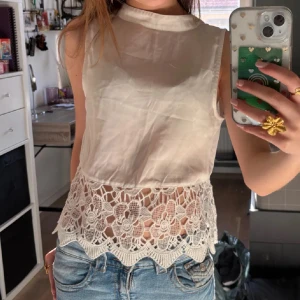 Vit blus - Superfin vit blus/festopp men hög hals och spets nertill💕 I storlek S men passar även XS superbra💕