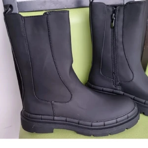 Svarta chunky boots med dragkedja - .