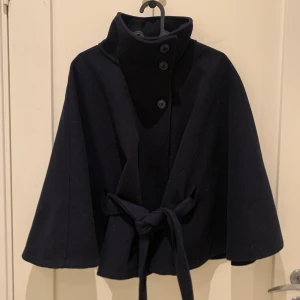Belt cape jacket - Mörk blå belt cape jacka från gina i storlek xs/s, haft på mig en gång