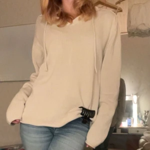 Vit/beige Hoodie🫶🏼 - Säljer hoodie då den aldrig kommer till användning. Tidigare köpt på secondhand. Strl 52-54 men passar såklart mindre om man vill ha lite pösigt!🫶🏼 (notera materialet på tröjan då det inte är som en vanlig hoodie)